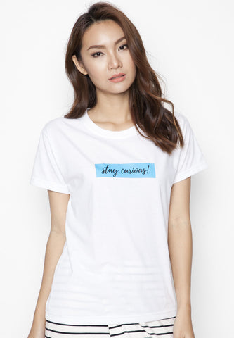 Áo Thun Trắng Stay Curious Cung Cấp Bởi SUVI