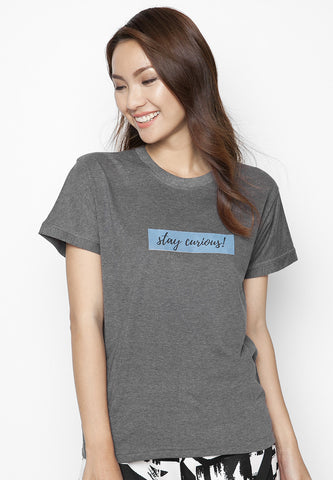 Áo Thun Xám Stay Curious Cung Cấp Bởi SUVI