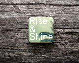 Đế ly bằng gỗ in hình Rise shine