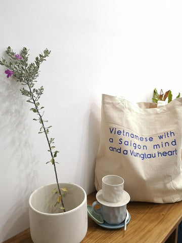 Túi tote in chữ Vietnamese with a Saigon mind and a Vungtau heart