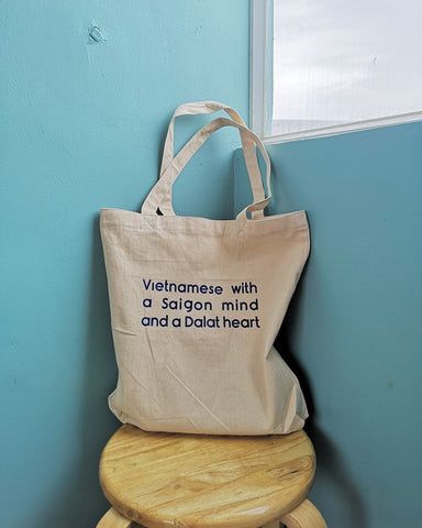 Túi tote in chữ Vietnamese with a Saigon mind and a Dalat heart