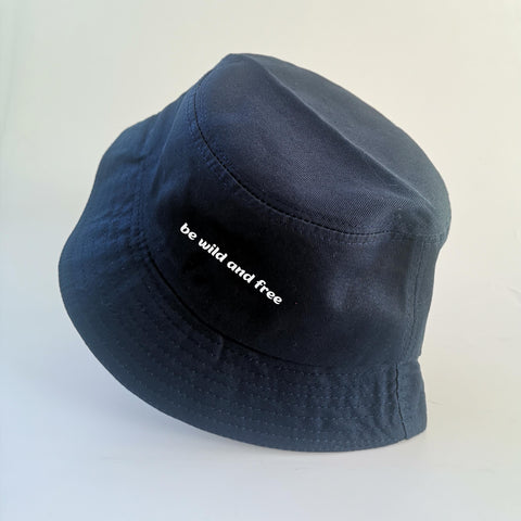 Nón bucket in chữ Be wild and free - (nhiều màu)