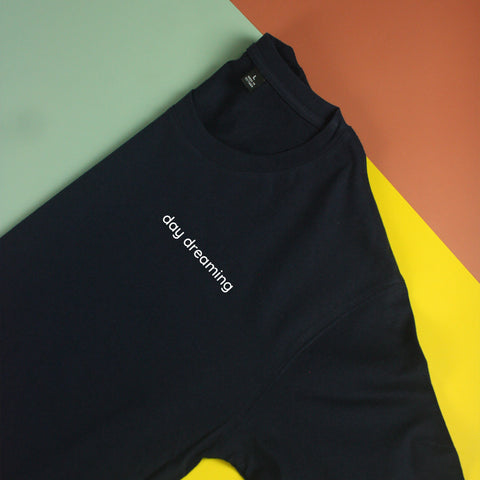 Áo thun unisex in chữ Day Dreaming