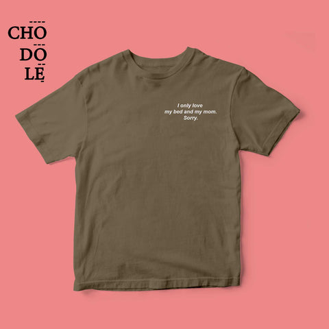 Áo thun unisex cotton 100% in quote I only love my bed and my mom  (nhiều màu)