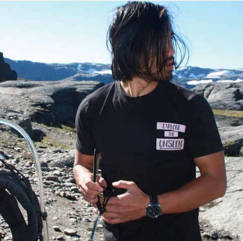 Áo thun unisex in hình Explore the Unseen.