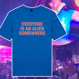 Áo thun in chữ "Everyone is an Alien somewhere"