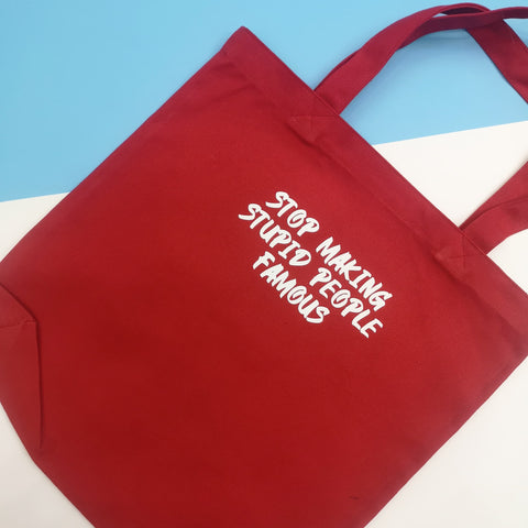 Túi tote unisex in chữ Stop making stupid people famous