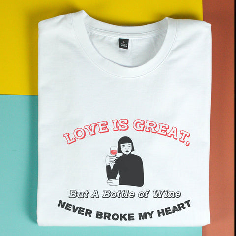 Áo thun unisex cotton in hình Love is great, but bottle of wine never broke my heart (nhiều màu)