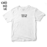 Áo thun in chữ quote tee Young at age old at soul (Màu Trắng)