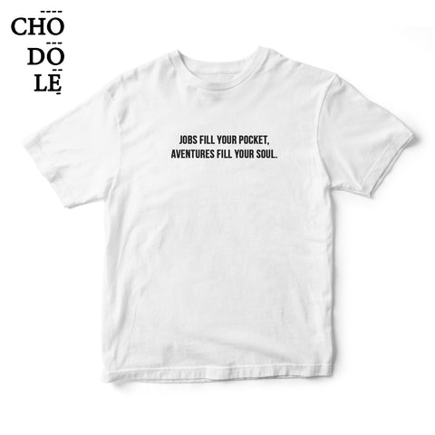 Áo thun in chữ quote tee Adventures fill your soul (màu trắng)